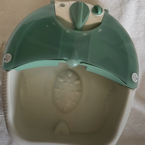 Green and White Foot Spa - Picture 2 of 7